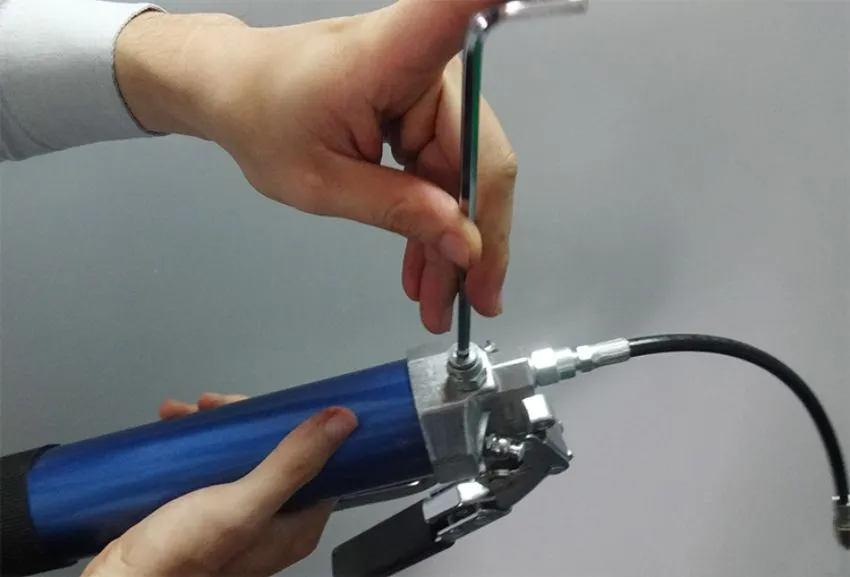 Bơm mỡ cầm tay: Thiết bị không thể thiếu trong bảo trì máy móc công nghiệp